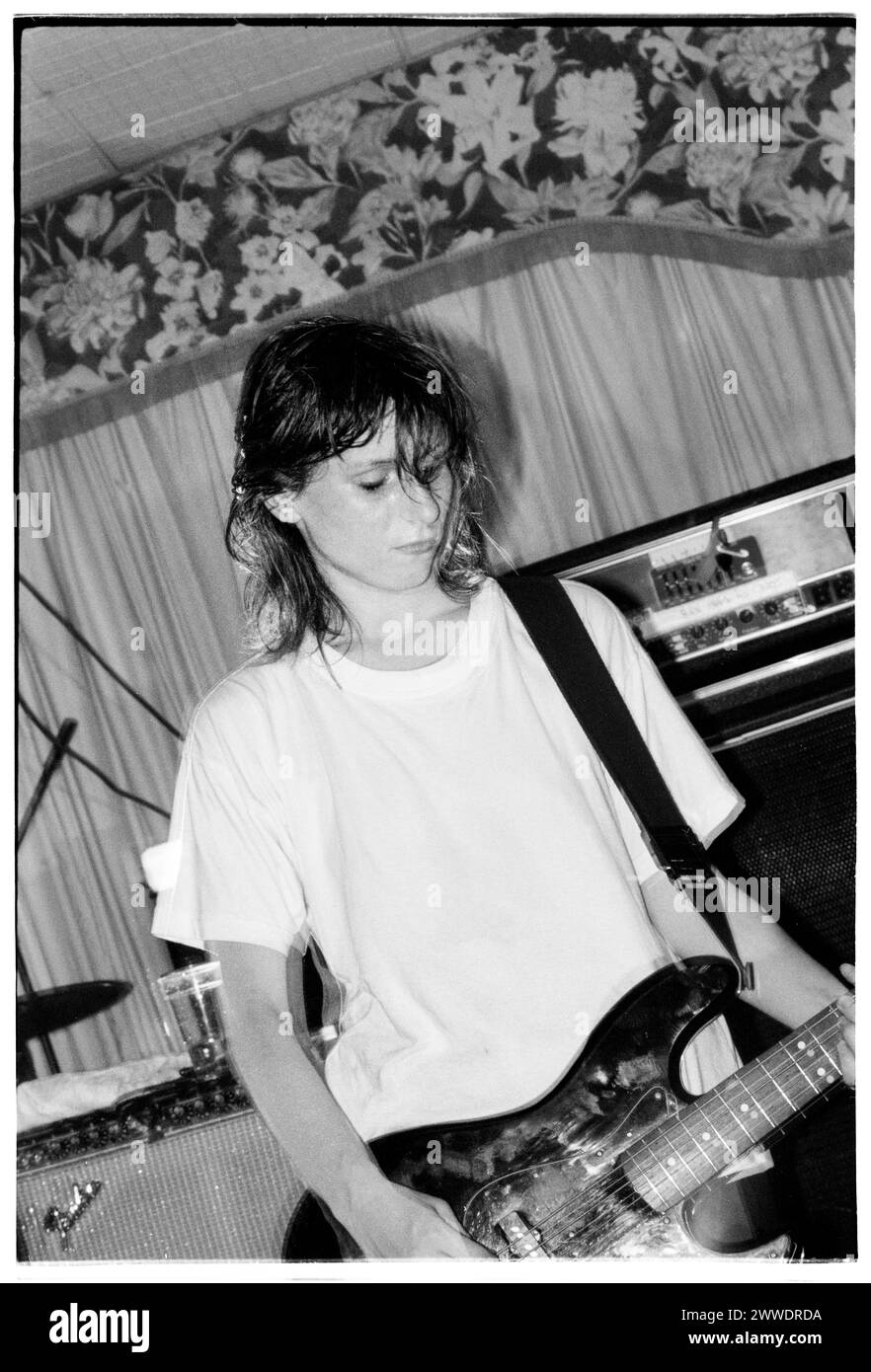 ELASTICA, GIOVANE, PRIMO CONCERTO, 1994: Annie Holland, bassista originale di elastica, che suona un concerto di beneficenza dal vivo al King's Head Hotel di Newport, Galles, 23 agosto 1994. Fotografia: Rob Watkins. INFO: Elastica, un gruppo musicale alternative rock britannico formatosi nel 1992, ha ottenuto il plauso con il loro album di debutto omonimo. Successi come "Connection" hanno mostrato le loro influenze post-punk e New Wave. Guidata da Justine Frischmann, il contributo di elastica all'era Britpop fu significativo. Foto Stock