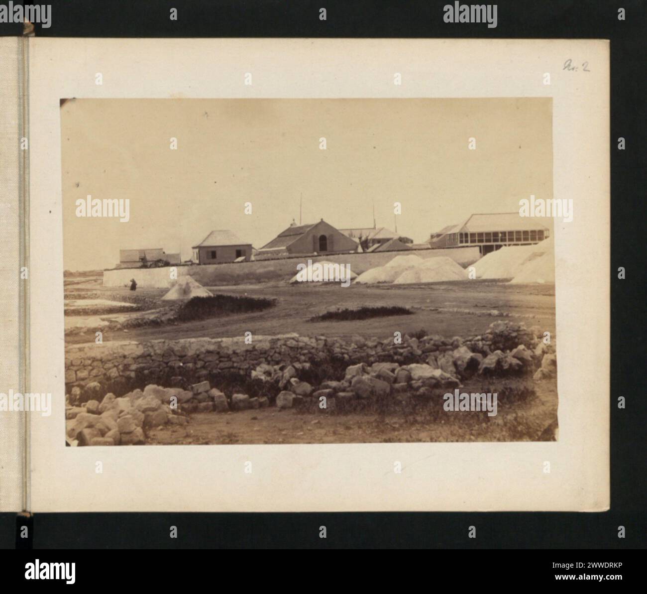 Le saline e la prigione sono visibili insieme alla casa adiacente al lato sinistro delle saline nelle isole Turks e Caicos nel 1870. Foto Stock