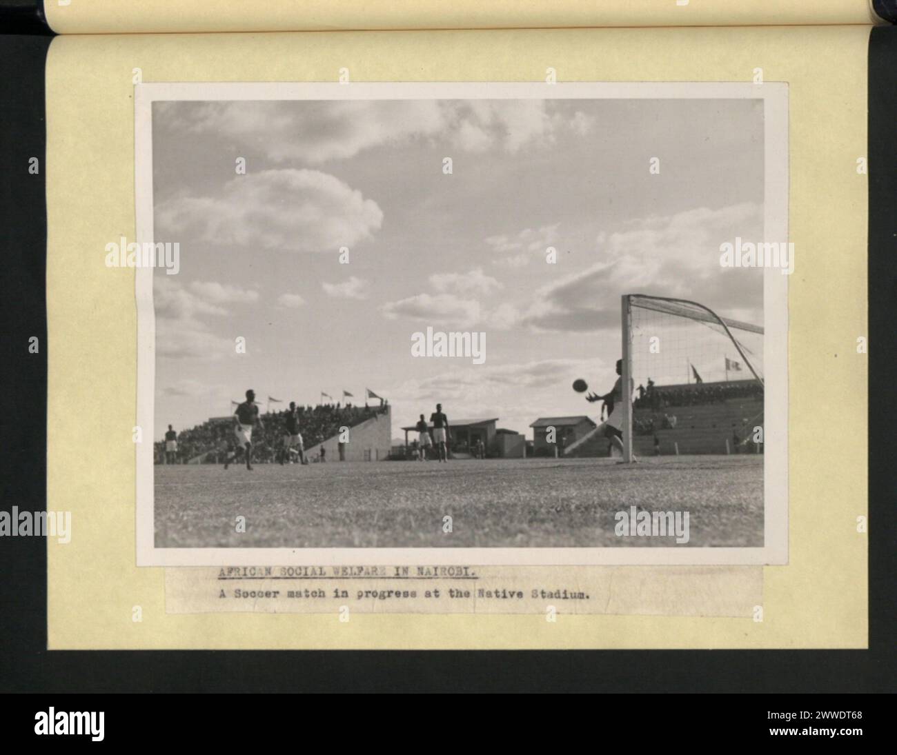 Una partita di calcio si svolge presso il Native Stadium di Nairobi, Kenya, che mostra attività sportive organizzate all'interno di uno stadio pubblico gestito da programmi di welfare sociale africano. Foto Stock