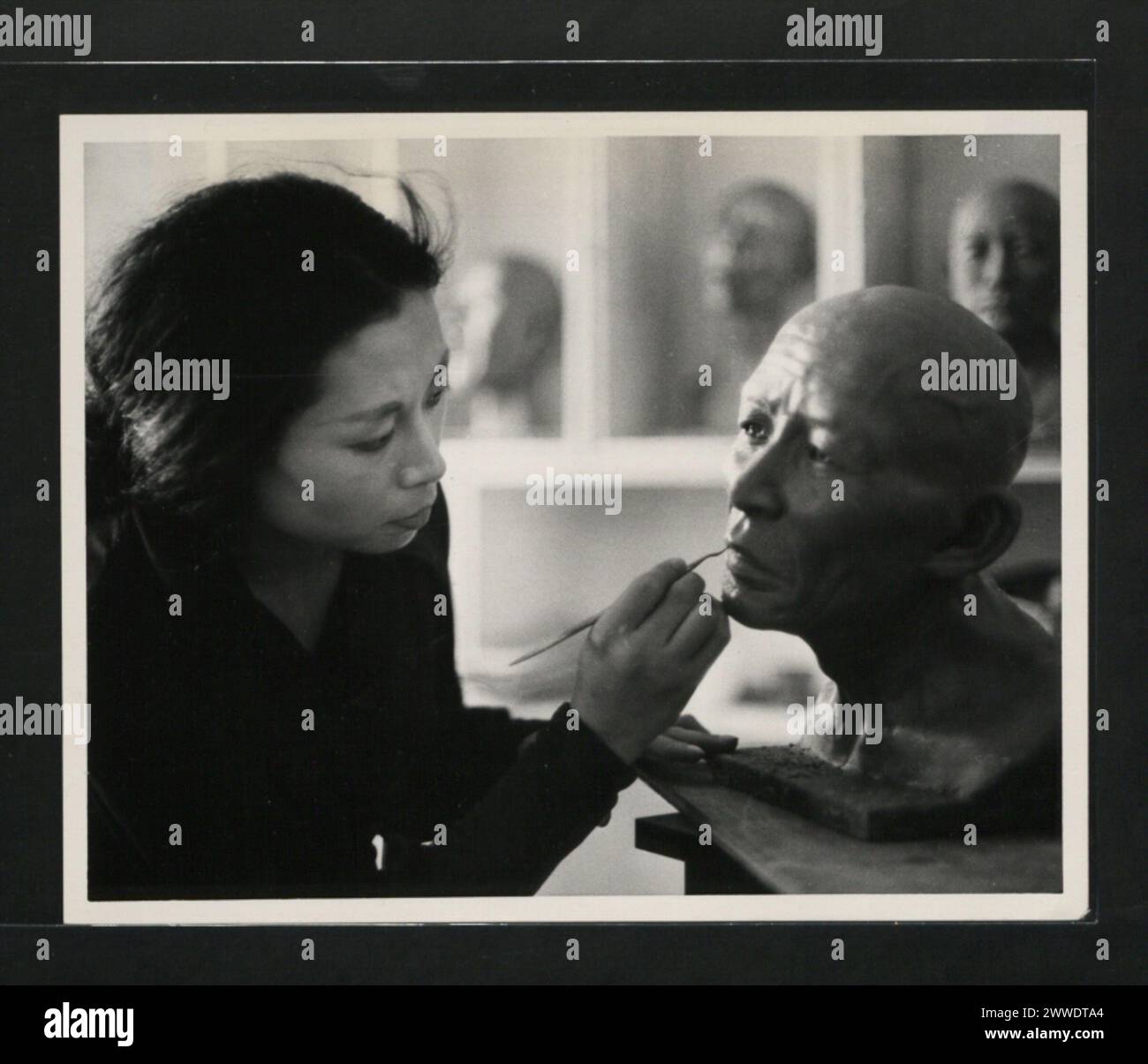 Vivian Sun, alla Little House of Wax di Hong Kong nel 1969, ha applicato tocchi finali a un modello di cera, dimostrando l'artigianato e la preparazione del museo. Foto Stock