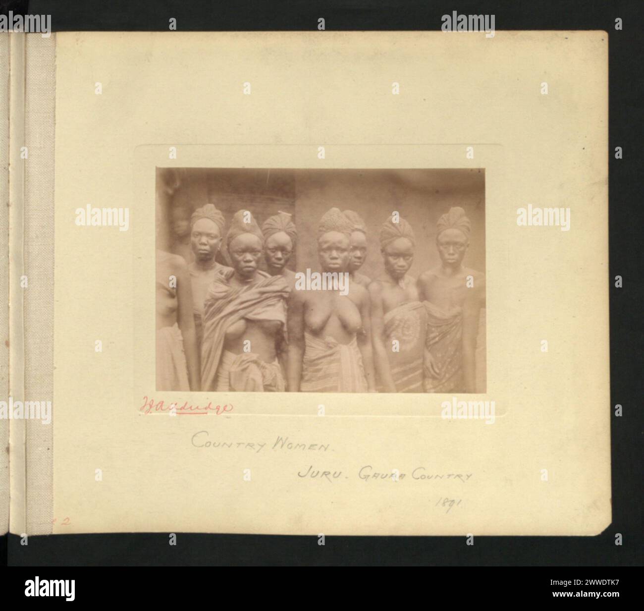 Fotografia di donne di Juru nella regione di Gaura, Sierra Leone, scattata durante i viaggi del signor T J Alldridge del 1890-1891, che mostra l'abbigliamento tradizionale e la vita quotidiana. Foto Stock