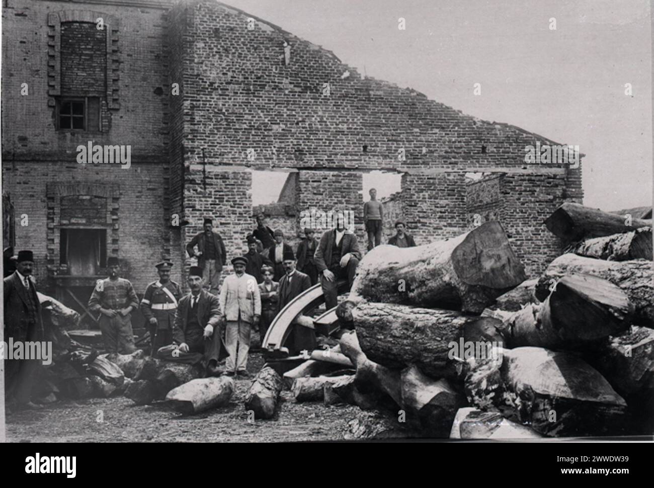 Fotografia dell'Ufficio della Guerra del 1915-1916 che mostra le persone raccolte fuori da un mulino in rovina a Gallipoli durante la fallita campagna dei Dardanelli della prima guerra mondiale. Foto Stock