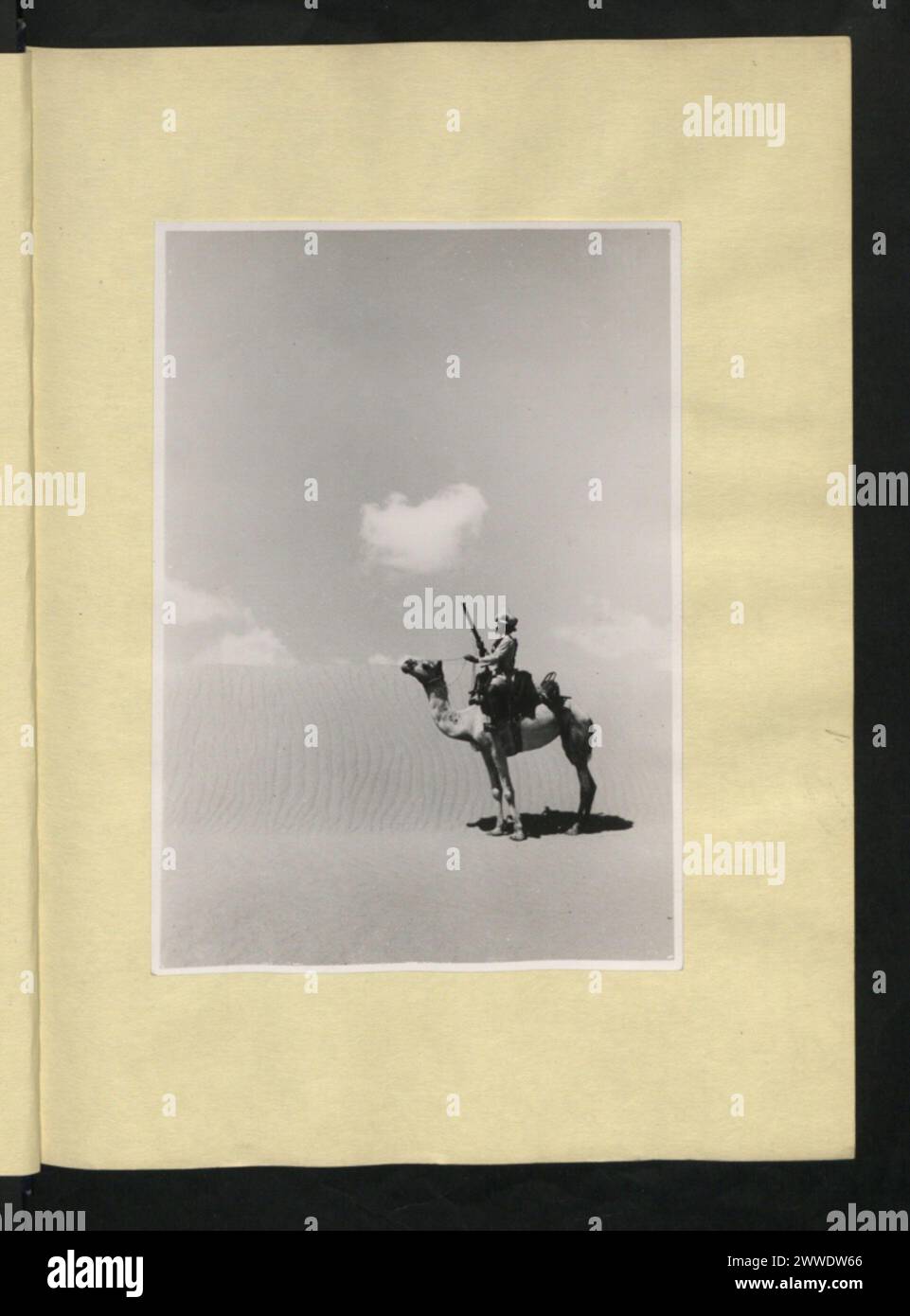 Viste di Aden, Yemen, da terra, mare e aria durante il 1936-1937, illustrando la struttura urbana, le strutture portuali e la topografia circostante. Foto Stock