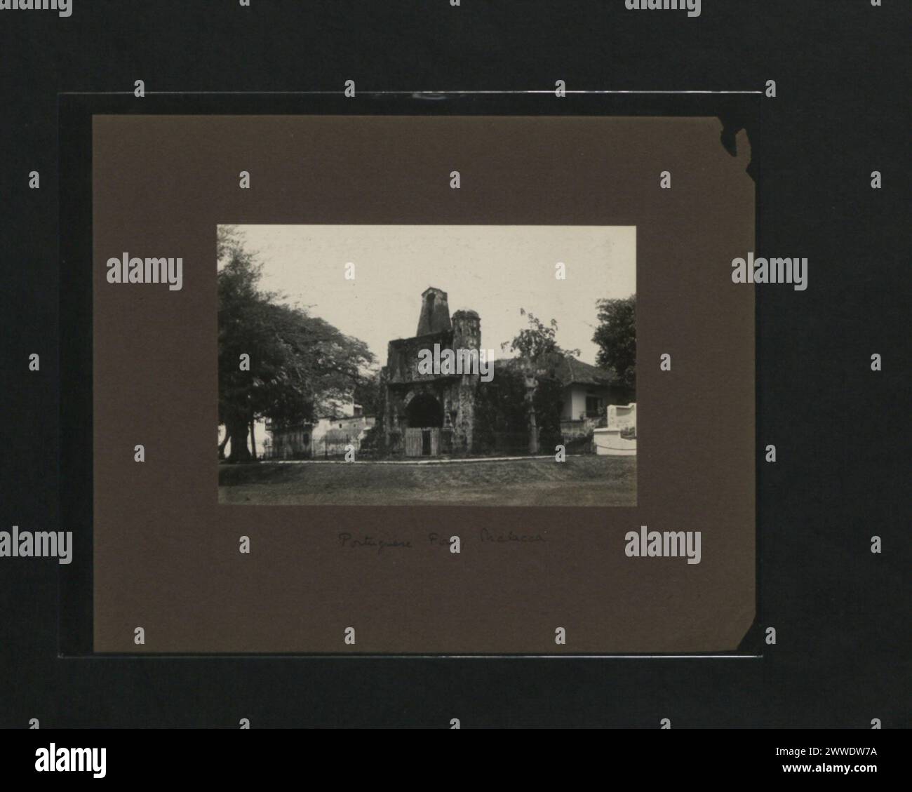 Forte portoghese a Malacca, Malesia, tra il 1930 e il 1940, che mostra l'architettura militare coloniale, le strutture difensive e il sito storico. Foto Stock