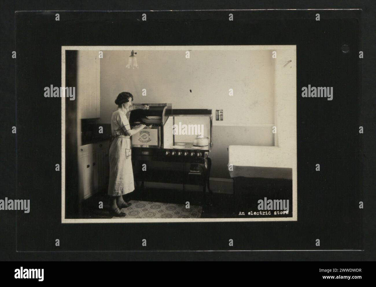 Descrizione: Una stufa elettrica. Luogo: Canada Data: 1920-1929 casa, canada, casa, interni, decorazione, nazionale Foto Stock