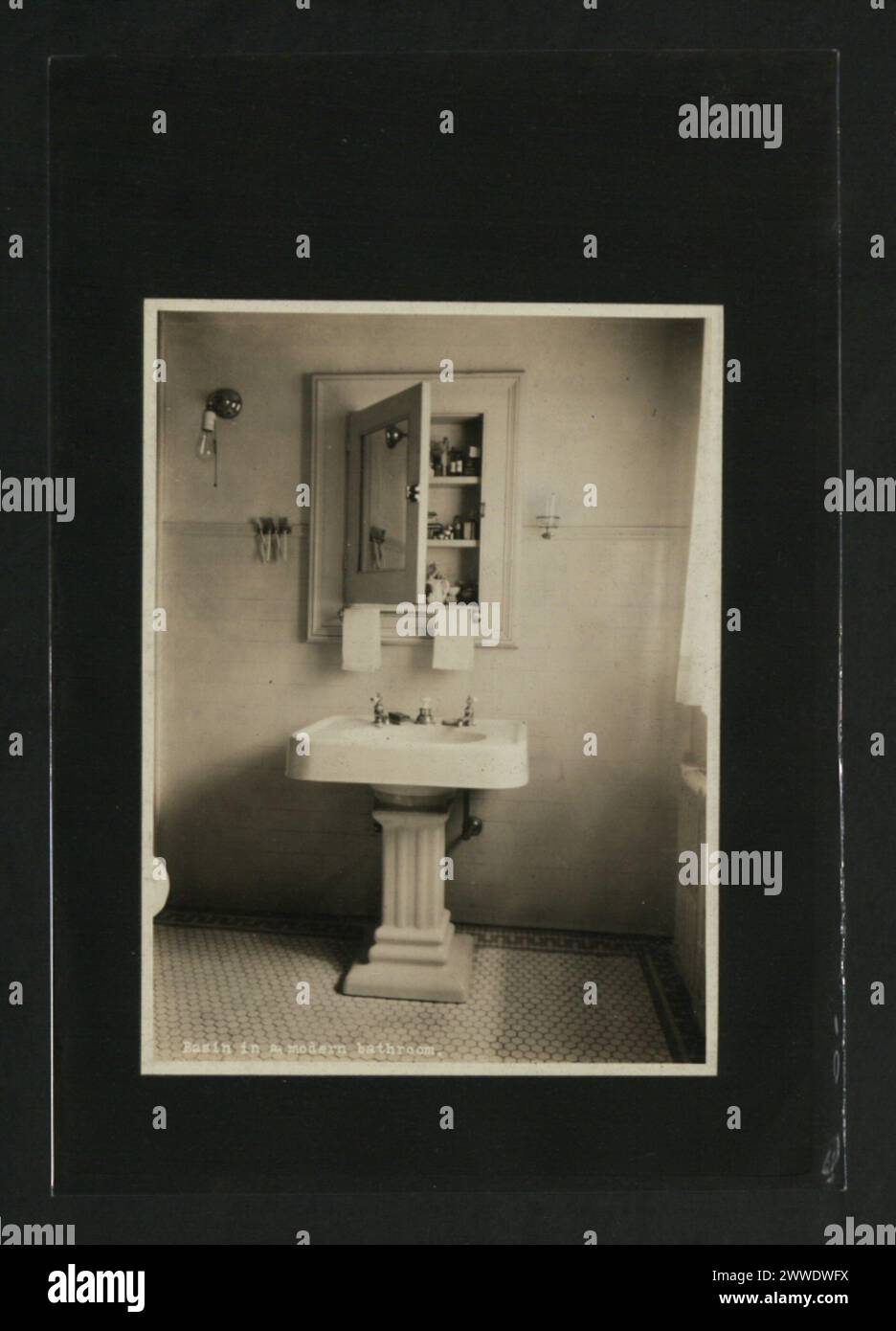 Descrizione: Lavabo in un bagno moderno. Luogo: Canada Data: 1920-1929 casa, canada, casa, interni, decorazione, nazionale Foto Stock