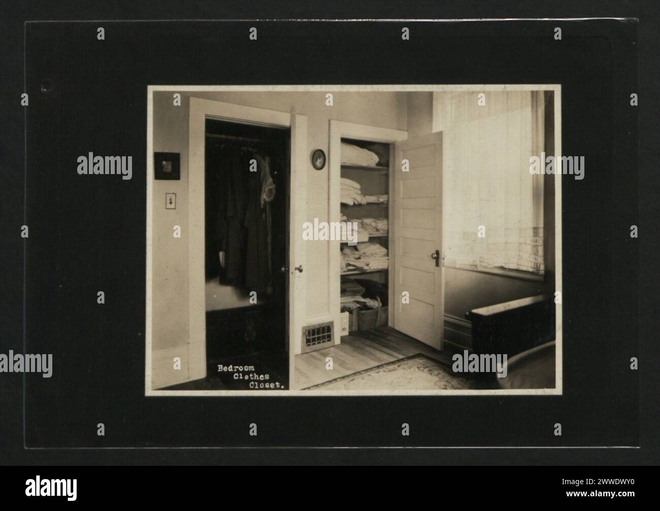 Descrizione: Armadio a muro per la camera da letto. Luogo: Canada Data: 1920-1929 casa, canada, casa, interni, decorazione, nazionale Foto Stock