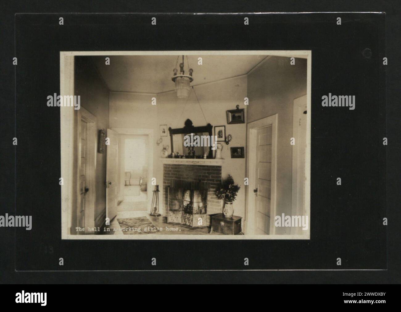 Descrizione: La sala nella casa di una lavoratrice. Luogo: Canada Data: 1920-1929 casa, canada, casa, interni, decorazione, nazionale Foto Stock