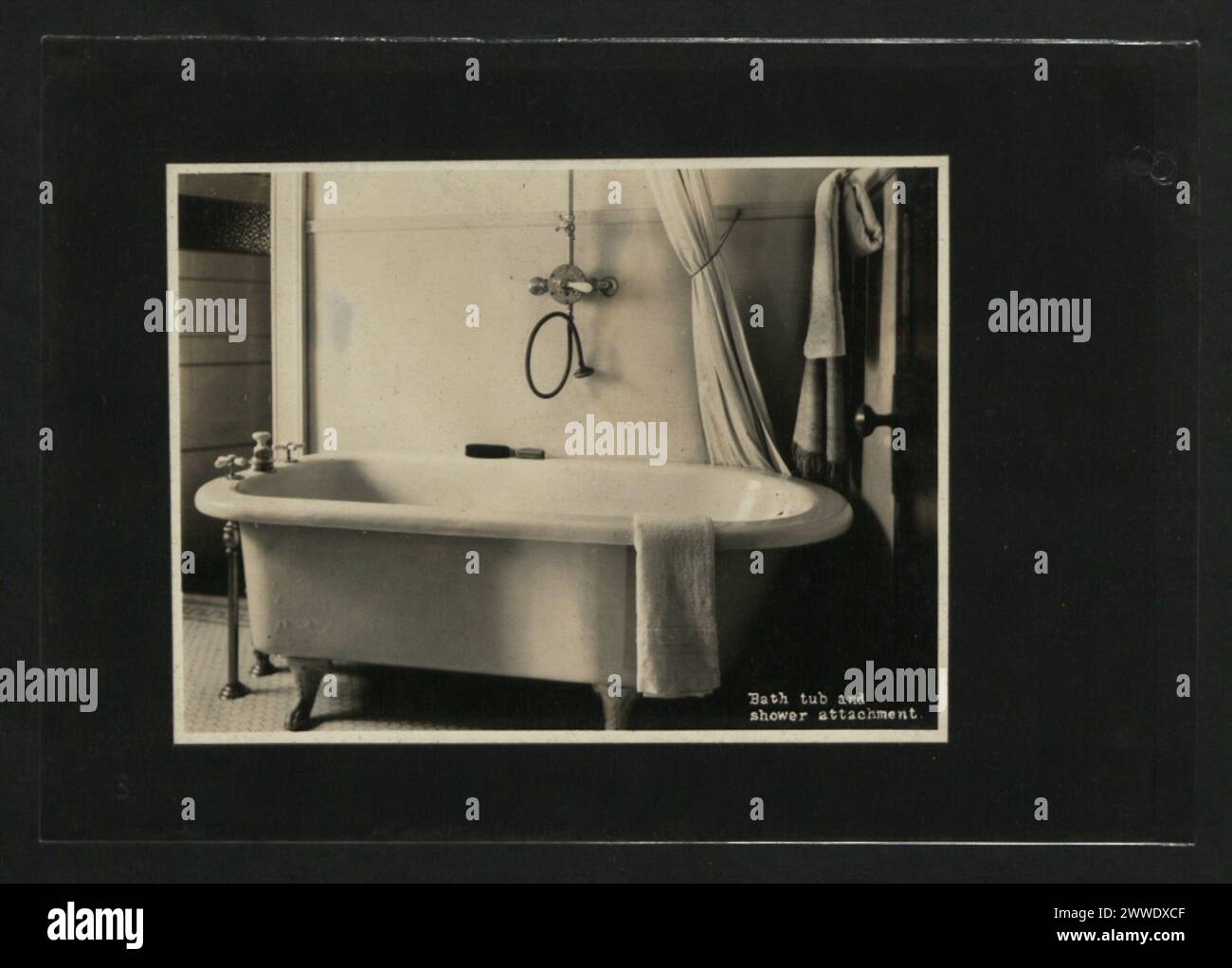 Descrizione: Vasca da bagno e doccia. Luogo: Canada Data: 1920-1929 casa, canada, casa, interni, decorazione, nazionale Foto Stock