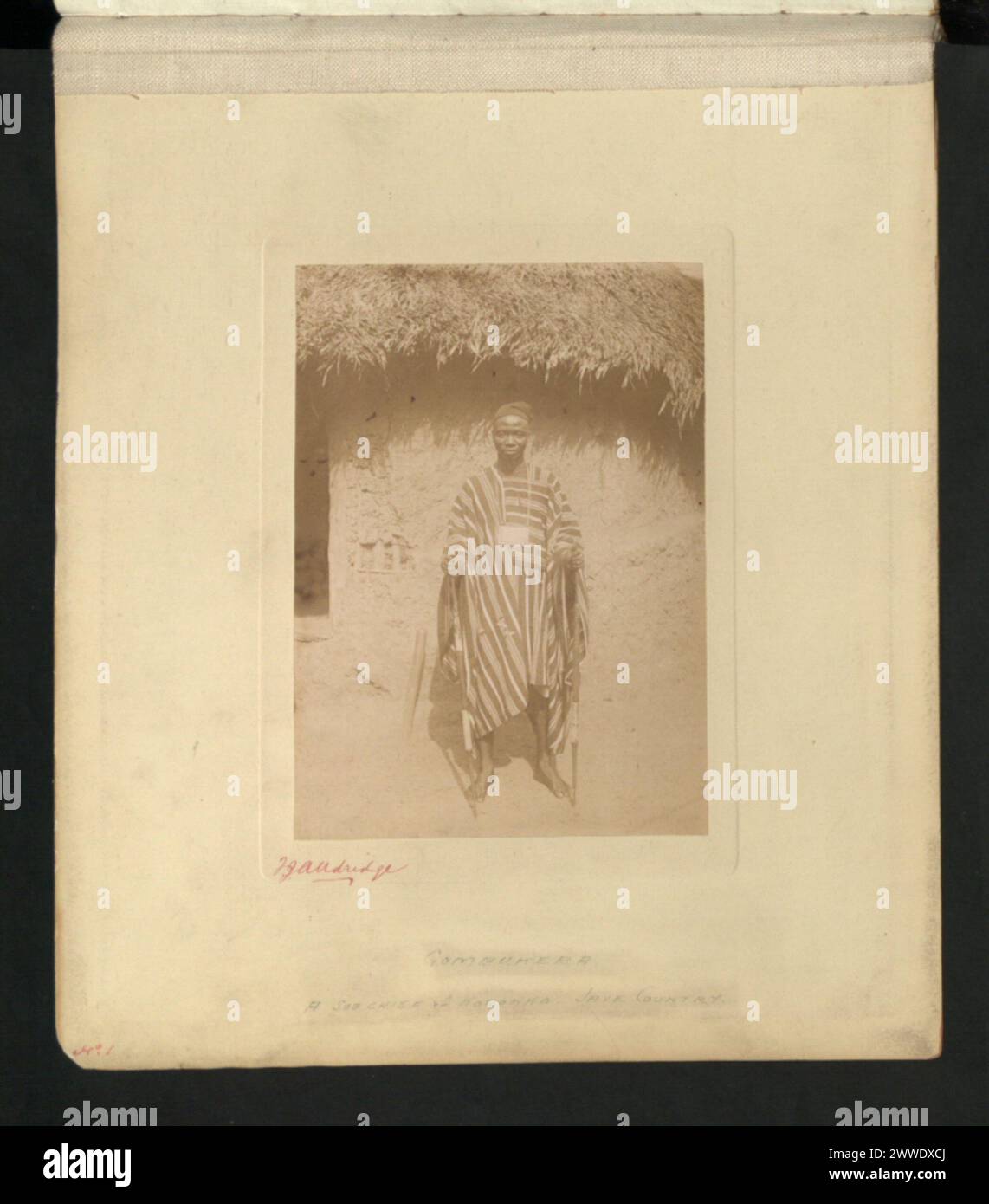 Fotografia di Gombukera, un sottocapo di Koronko nel Jave Country, Sierra Leone, catturato durante i viaggi del signor T J Alldridge del 1890-1891, che mostra la leadership locale e l'abbigliamento. Foto Stock