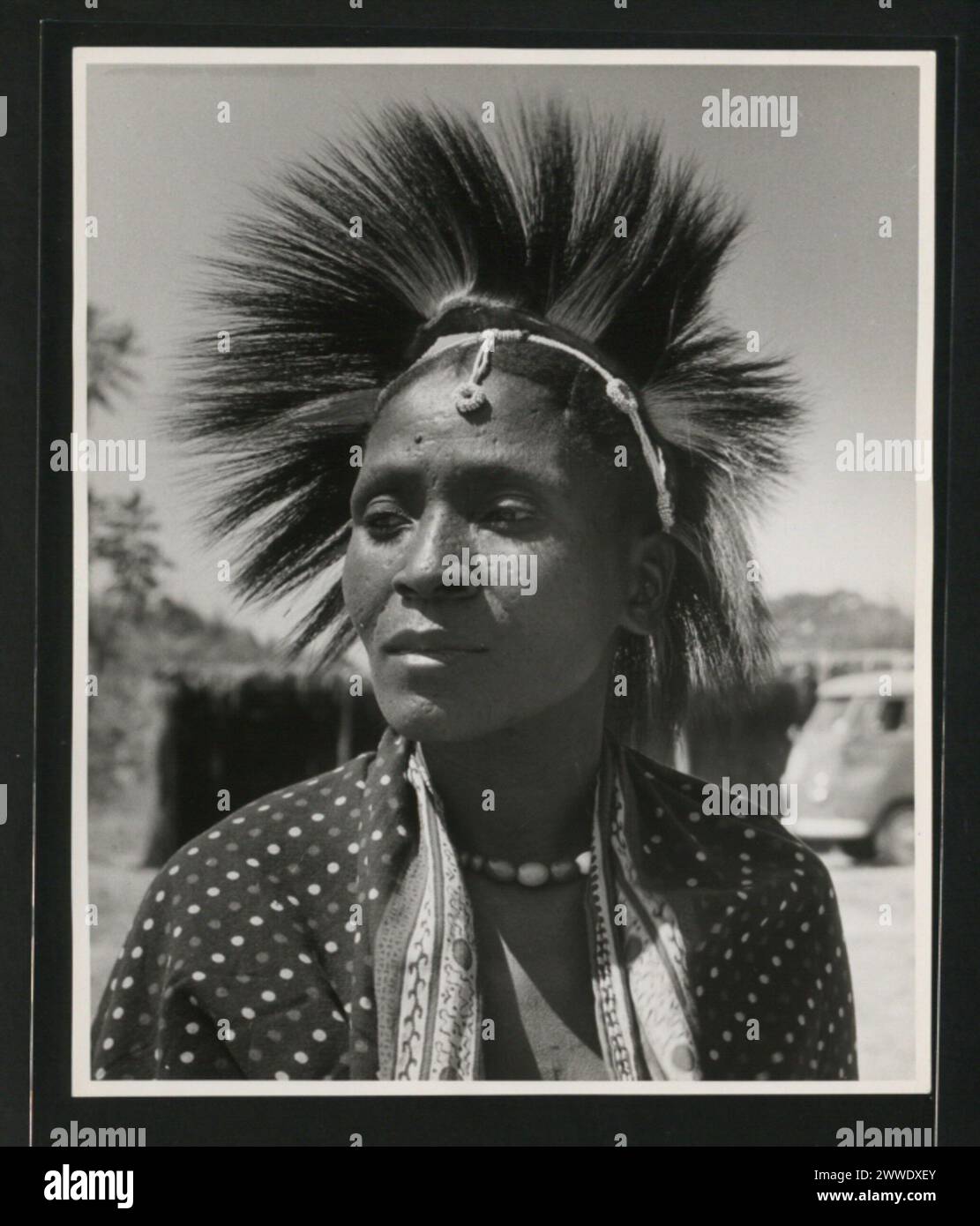 Ritratto di un individuo a Tanganica, che mostra caratteristiche facciali, abbigliamento e postura in un contesto storico. Foto Stock