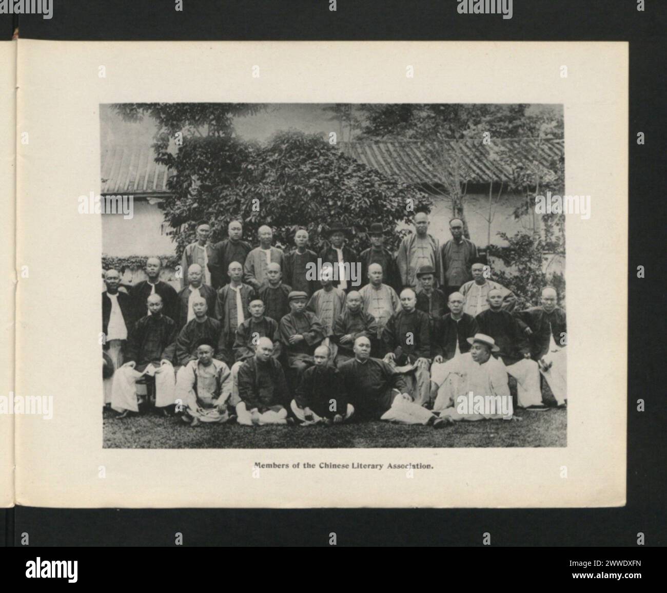 Descrizione: Membri dell'Associazione letteraria cinese. Luogo: Penang, Malesia Data: 1897 asia, malesia, penang, asiathrough alens Foto Stock