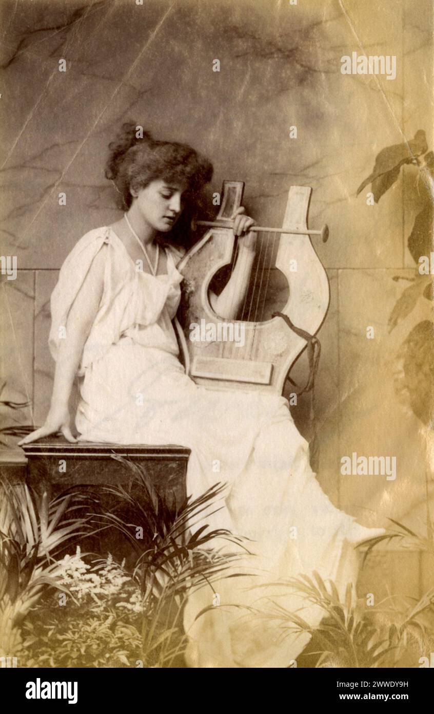 Ritratto di Lillie Langtry con una lira, vestita in abiti vittoriani, fotografato da William Downey nell'agosto 1885. Foto Stock