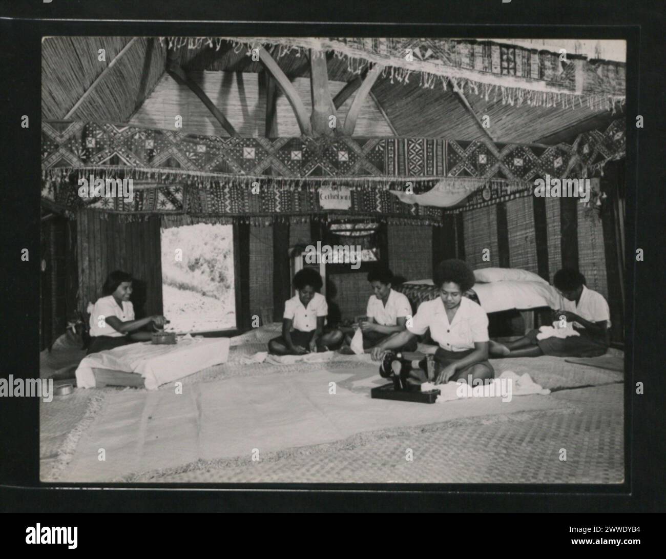 Gruppo scientifico nazionale che lavora in un bure figiano modello alla Adi Cakobau School di Suva, Figi, per la formazione educativa e pratica. Foto Stock