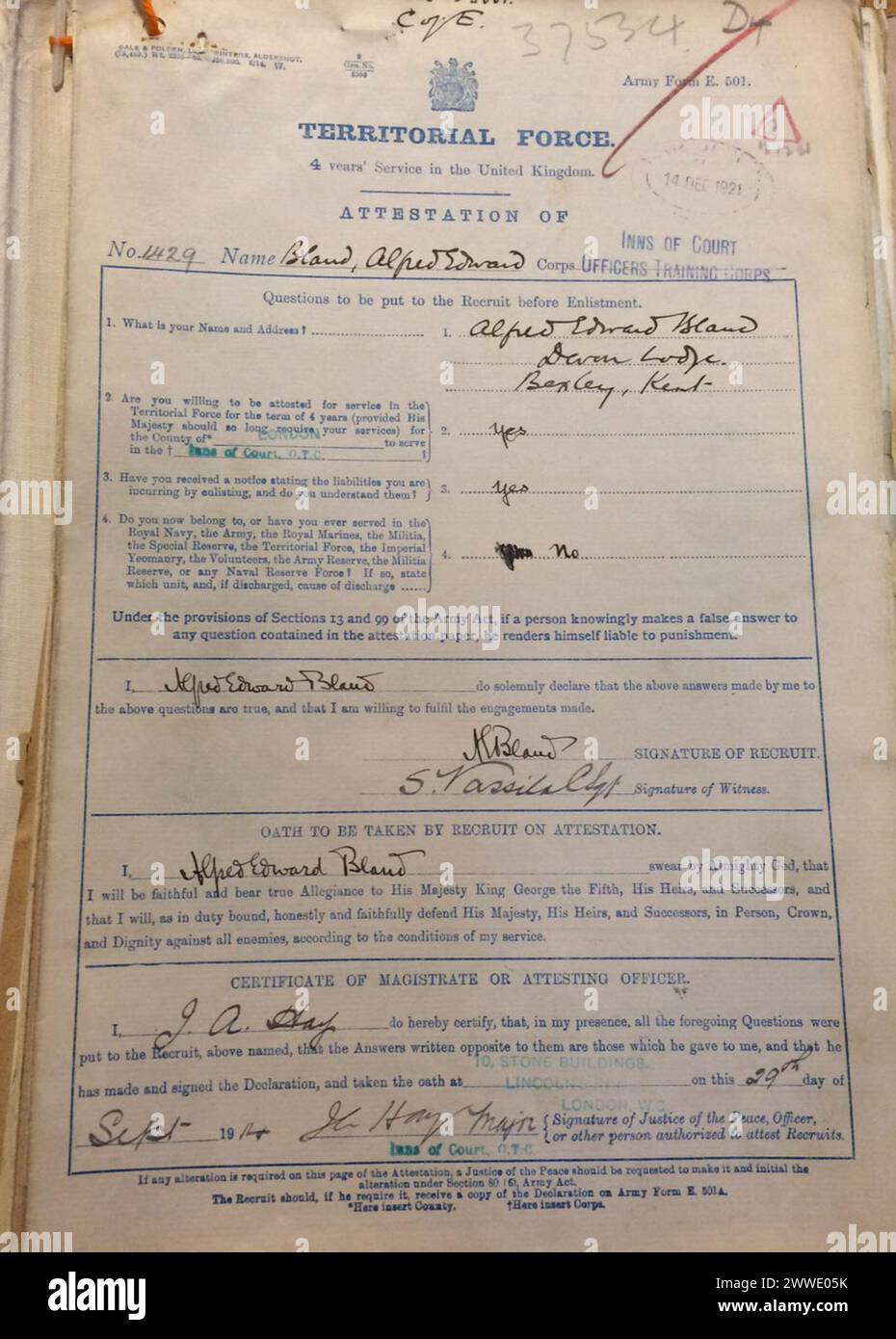 Documenti di attestazione del 1914 per il capitano Alfred Edward Bland del Public record Office, che mostrano arruolamento e progressione attraverso il 22nd Manchester Regiment prima della sua morte nella Battaglia della somme nel 1916. Foto Stock