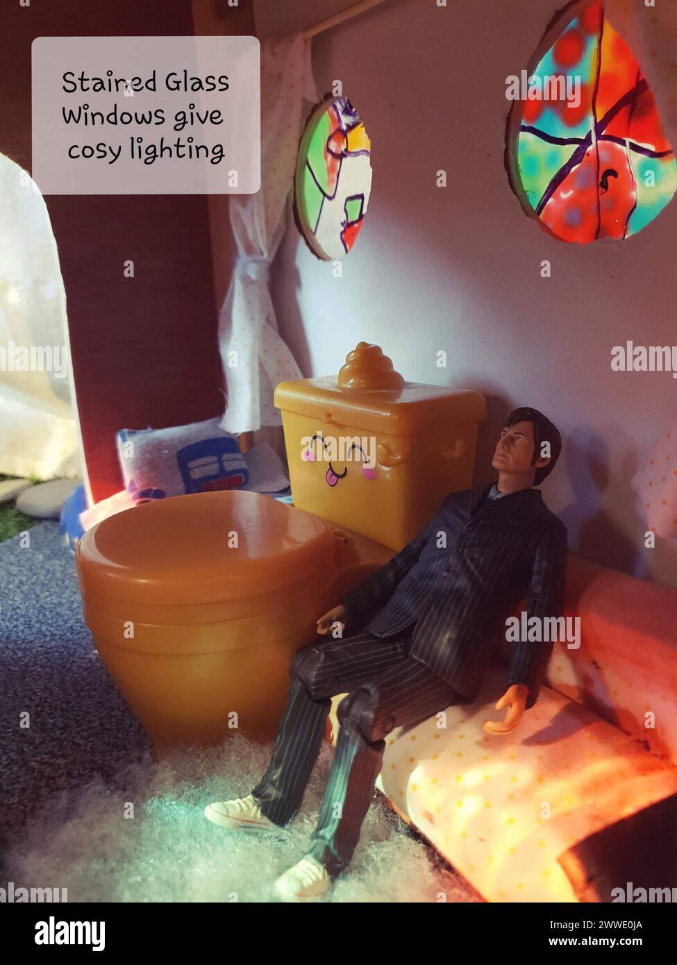 Fotografia di un interno con vetrate colorate di Arthur for the Arts Award 2021, che mostra come il vetro colorato influenza l'illuminazione e l'atmosfera di una stanza. Foto Stock