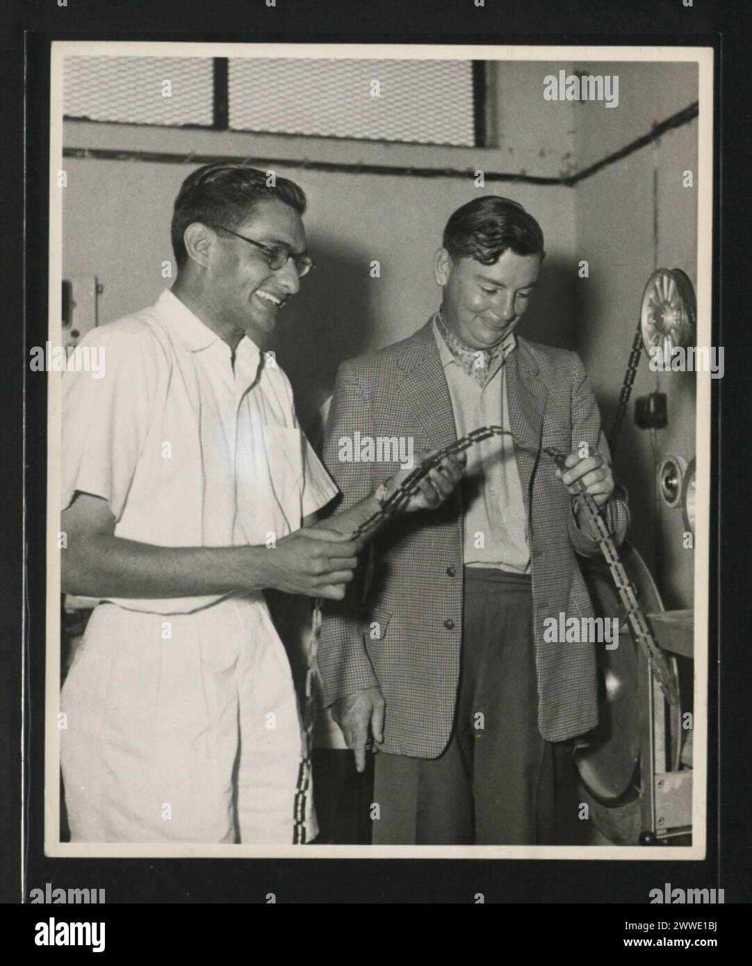 D.N.M. Bryceson, ex Ministro delle miniere e del commercio e poi Ministro della salute e del lavoro, mette alla prova il bordo del rasoio presso la prima fabbrica di lame Razor dell'Africa orientale a Dar es Salaam, 1960. Foto Stock