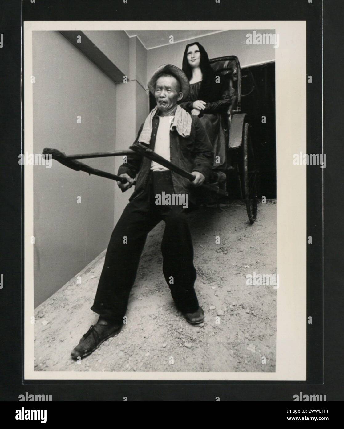 Una figura di cera di Monna Lisa nella Little House of Wax di Hong Kong, 1969, raffigurata in sella a un risciò come parte della mostra. Foto Stock