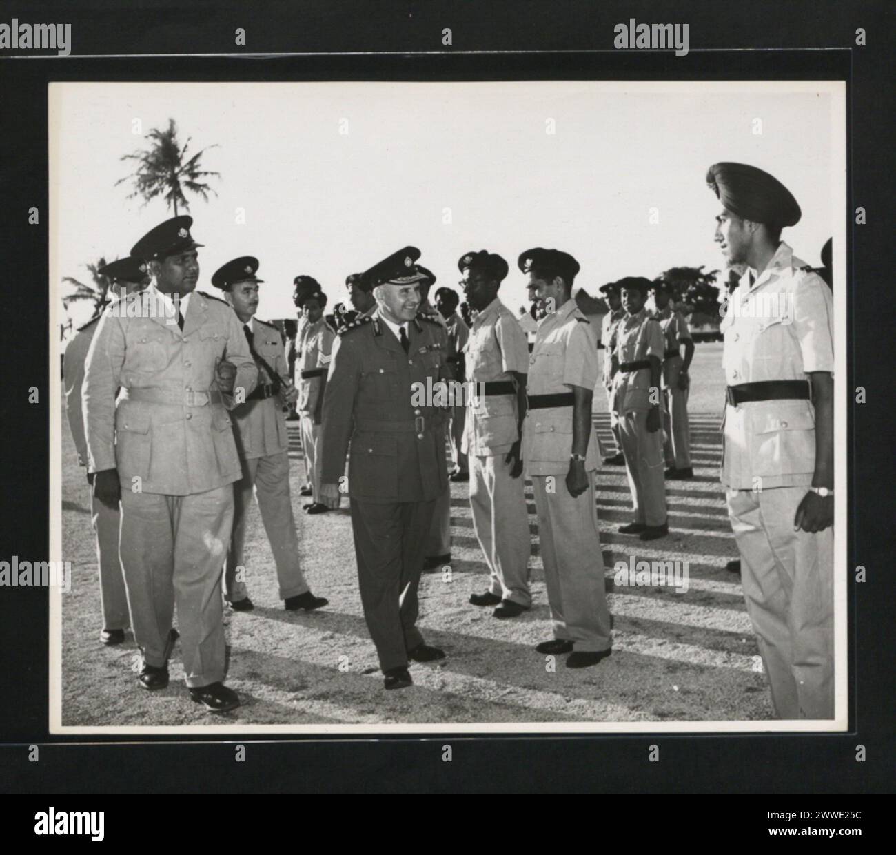 Charles Leverett, comandante della St. John's Ambulance Brigade a Tanganyika, ispeziona una parata di quattro divisioni a Dar es Salaam nel febbraio 1960. Foto Stock
