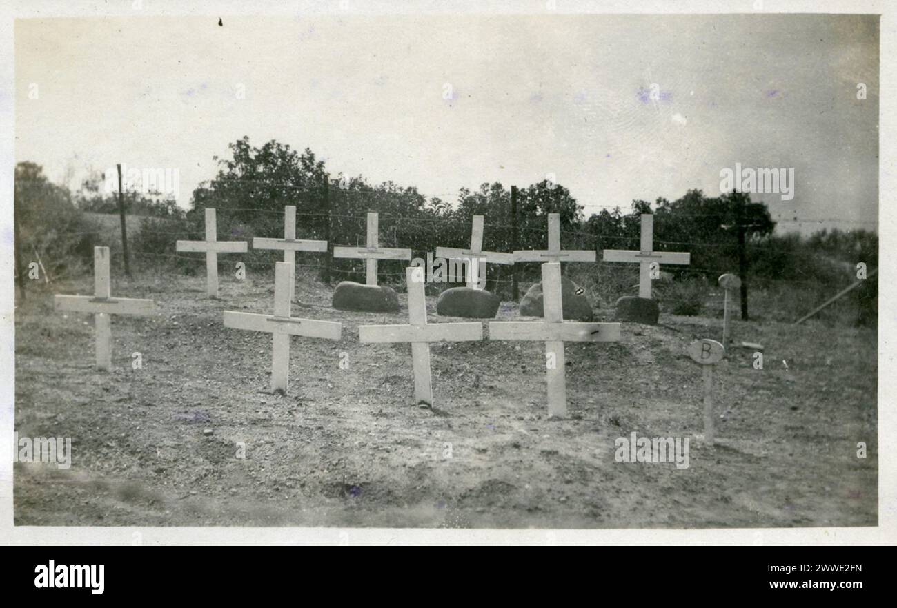 Un'immagine del 1920 che mostra tombe alleate nel cimitero di Walker's Ridge sulla penisola di Gallipoli, Impero Ottomano, commemorando i soldati morti durante la campagna di Gallipoli. Foto Stock