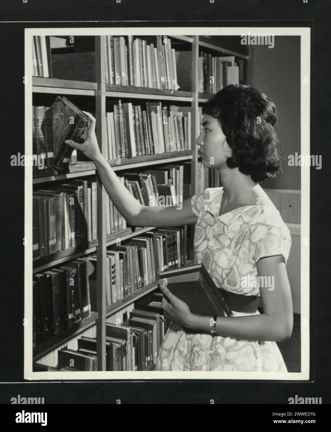 Un insegnante studente al Northcote Training College di Hong Kong, studia nella biblioteca contenente 7.000 libri in inglese e 4.000 libri in cinese nel 1962. Foto Stock