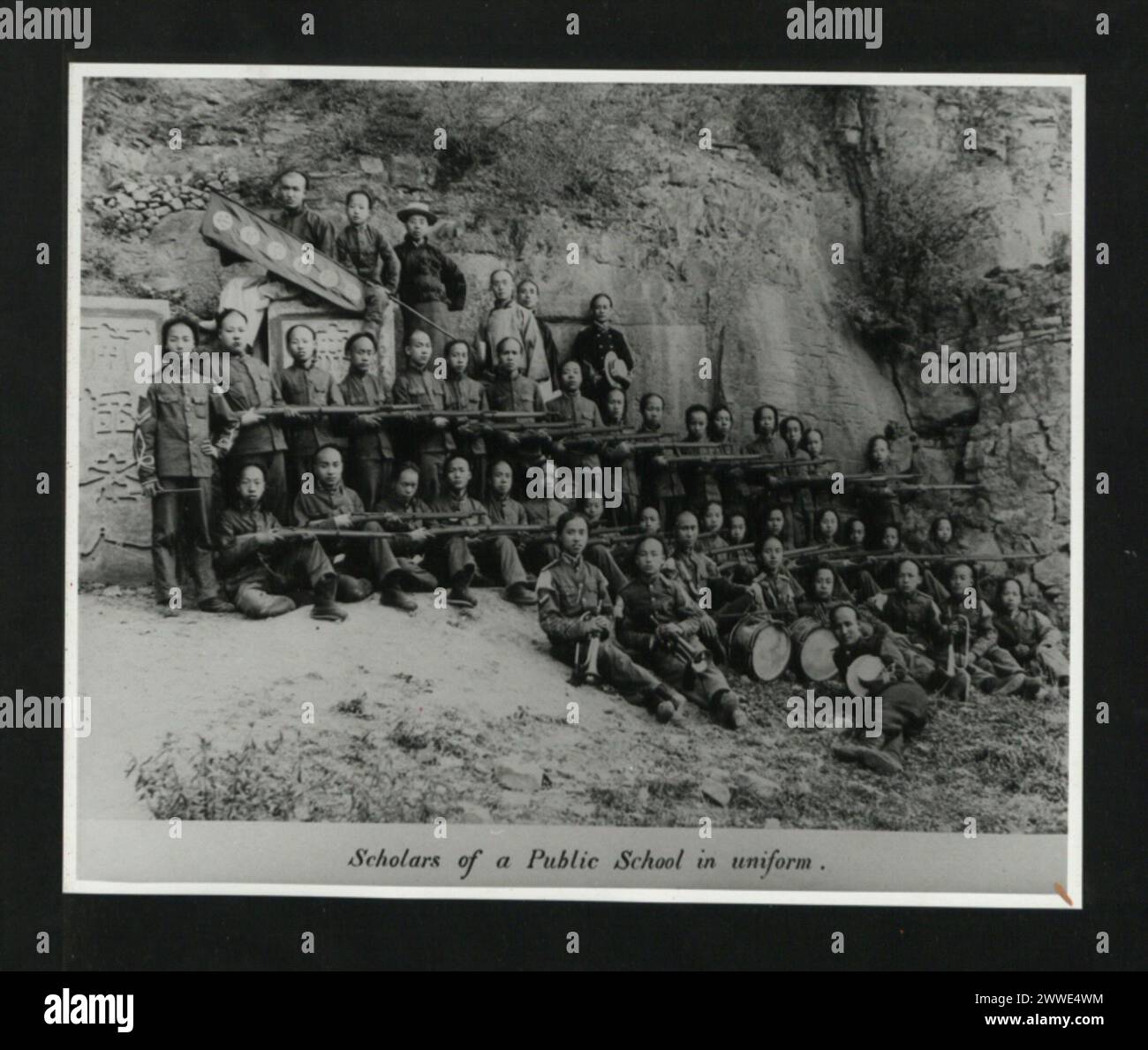 Gli studiosi della scuola pubblica cinese in uniforme sono mostrati nel 1906, riflettendo le pratiche standardizzate di abbigliamento e organizzazione scolastica dell'epoca. Foto Stock