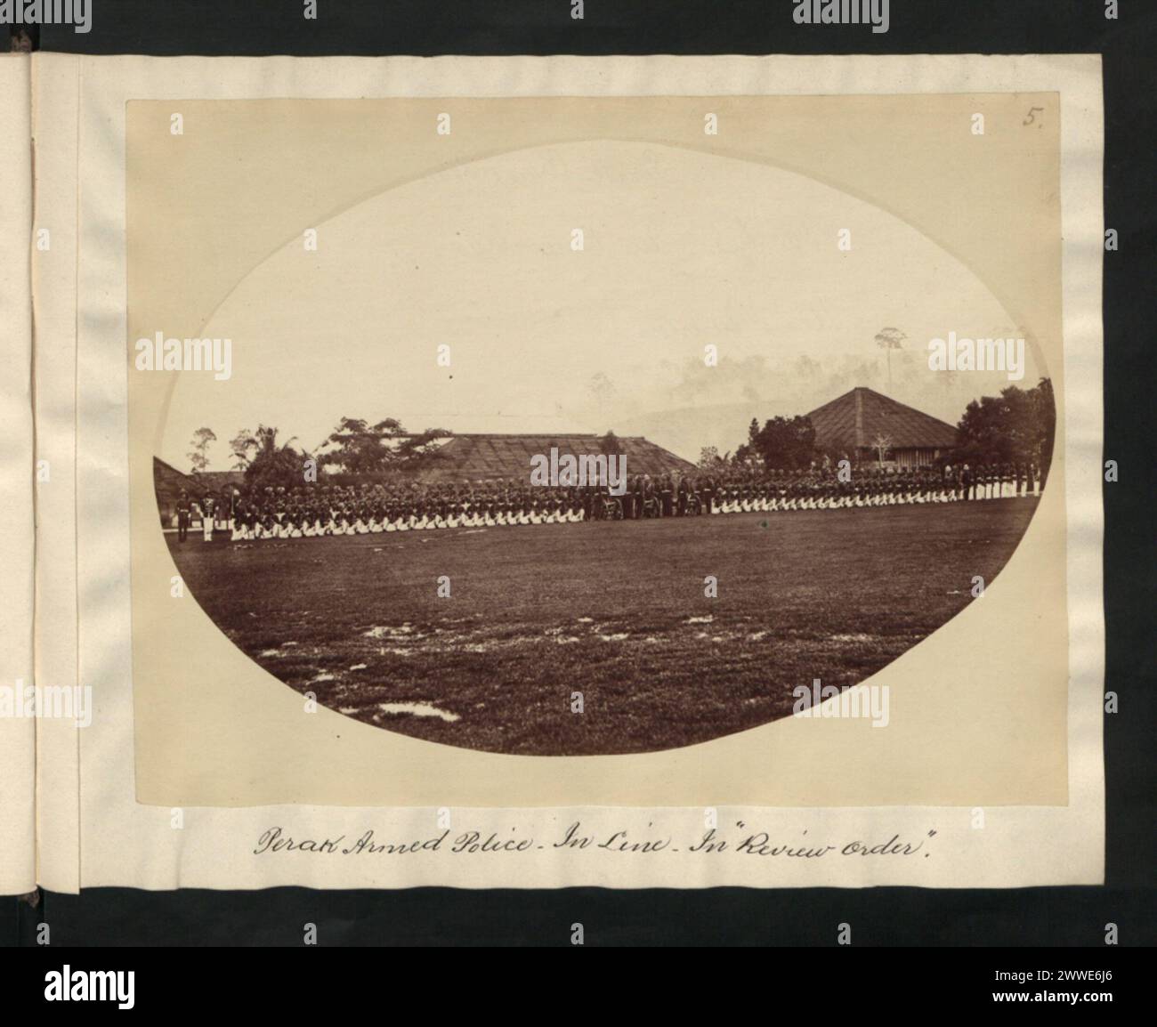 La polizia armata di Perak è schierata nella formazione "Review Order" in Malesia durante il 1880-1890, dimostrando pratiche militari coloniali e struttura organizzativa. Foto Stock