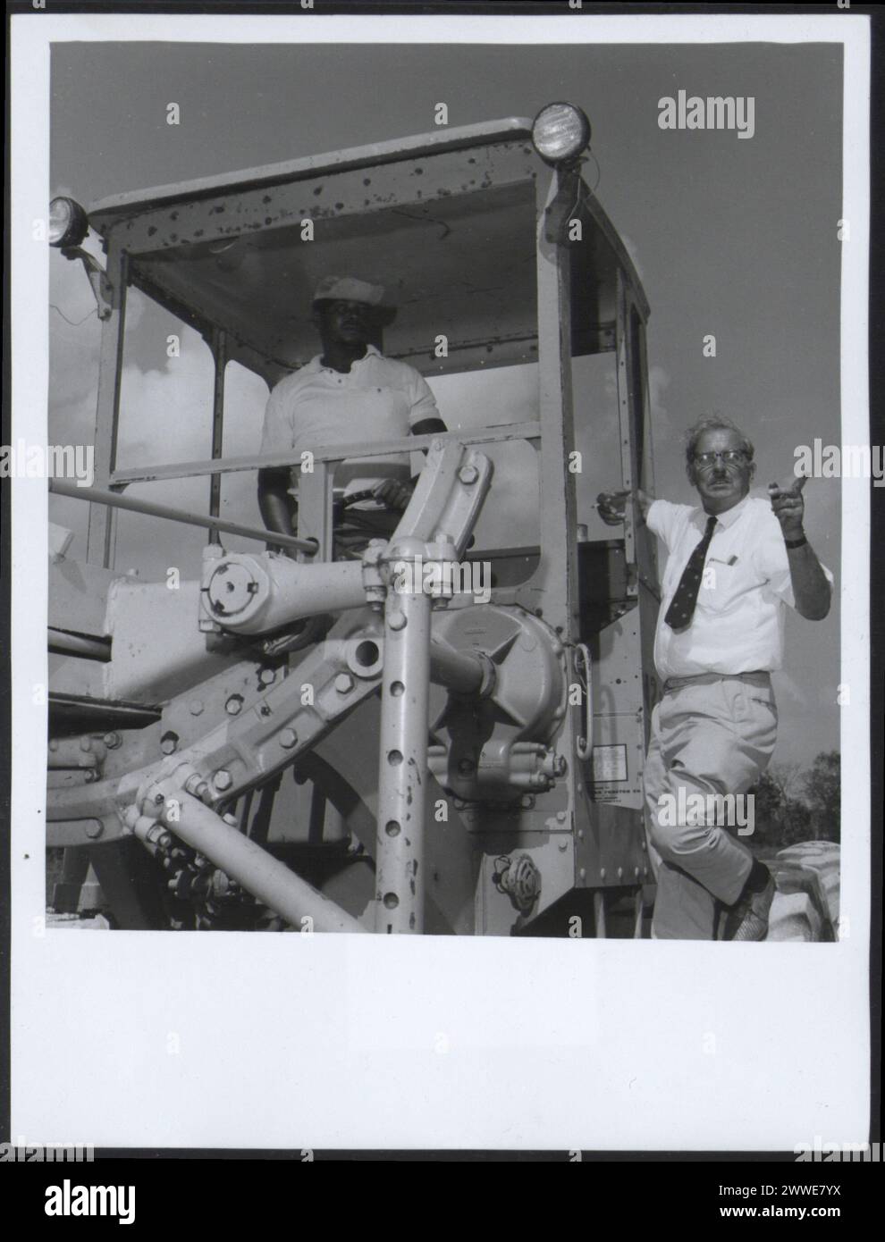 Nell'aprile 1968, il sovrintendente dei lavori pubblici ha valutato il sito per le nuove scuole governative a Grand Cayman, nelle Isole Cayman, mostrando attrezzature da costruzione e terreni preparati. Foto Stock