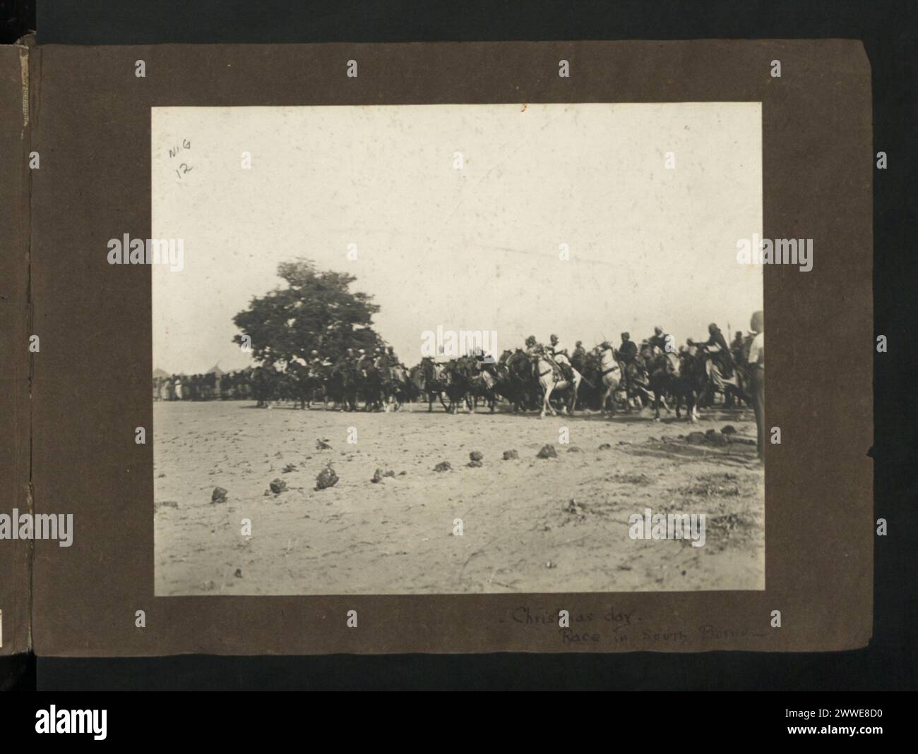 Descrizione: Giorno di Natale, gara a South Bornu. Cavalieri tribali. Luogo: Nigeria Data: C1920-1929 africa Foto Stock