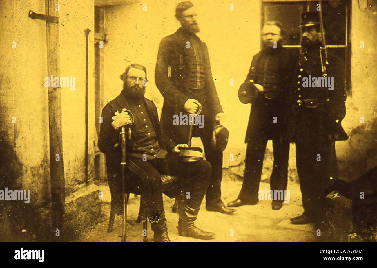 Ritratto del 1855 che mostra il maggiore John Stokes, ingegnere capo del contingente anglo-turco durante la guerra di Crimea, seduto con altri ufficiali. L'immagine raffigura uniformi militari, spade e abbigliamento di epoca vittoriana. Foto Stock