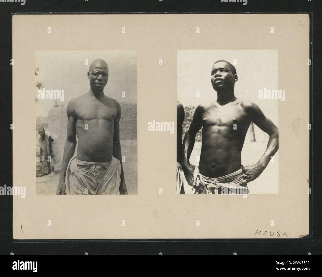 Vengono mostrati uomini hausa in Africa, che rappresentano il gruppo etnico Hausa e la loro comunità. Foto Stock