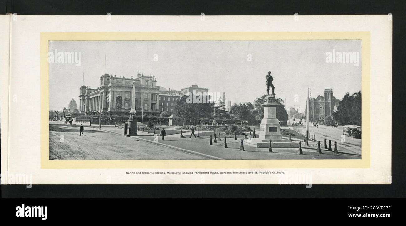 Incrocio tra Spring Street e Gisborne Street a Melbourne, Victoria, Australia nel 1912, con la sede del Parlamento, il Gordon's Monument, e la Cattedrale di San Patrizio, insieme al paesaggio urbano circostante. Foto Stock