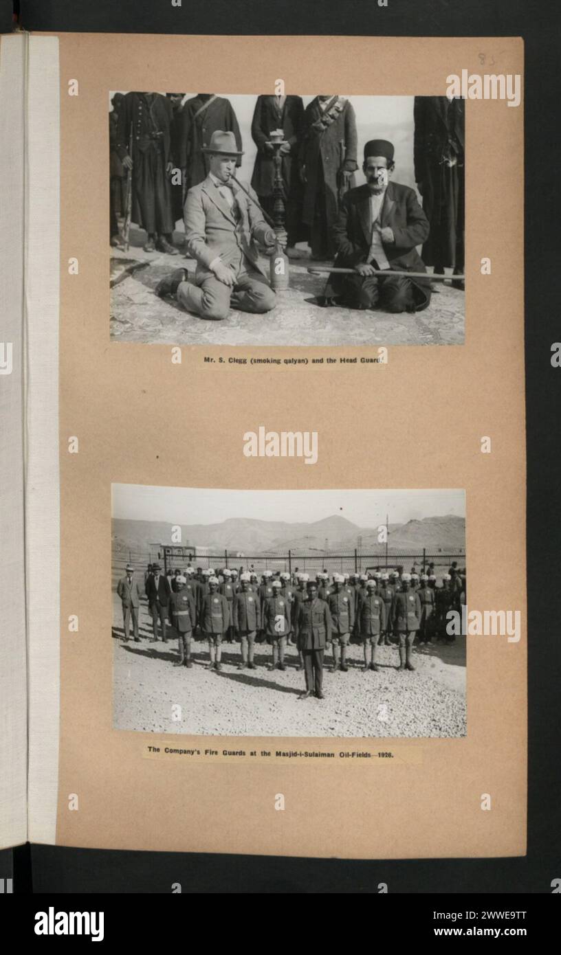 Descrizione: Sig. S. Clegg (fumo di qalyan) e il capo della guardia. Descrizione: I vigili del fuoco dell'azienda presso i campi petroliferi Masjid-i-Sulaiman-1926. Data: 1926 Foto Stock