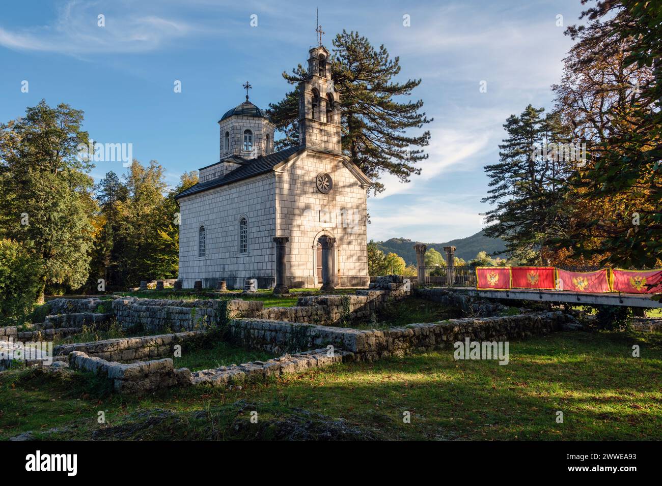 La Chiesa di Corte con le rovine del vecchio monastero in primo piano, Ćipur, Cetinje, Montenegro Foto Stock