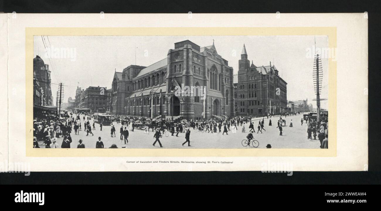 Vista dell'angolo tra Swanston e Flinders Street a Melbourne, Victoria, Australia, con la Cattedrale di St. Paul, fotografata nel 1912. L'immagine evidenzia le strade urbane e l'architettura della cattedrale. Foto Stock