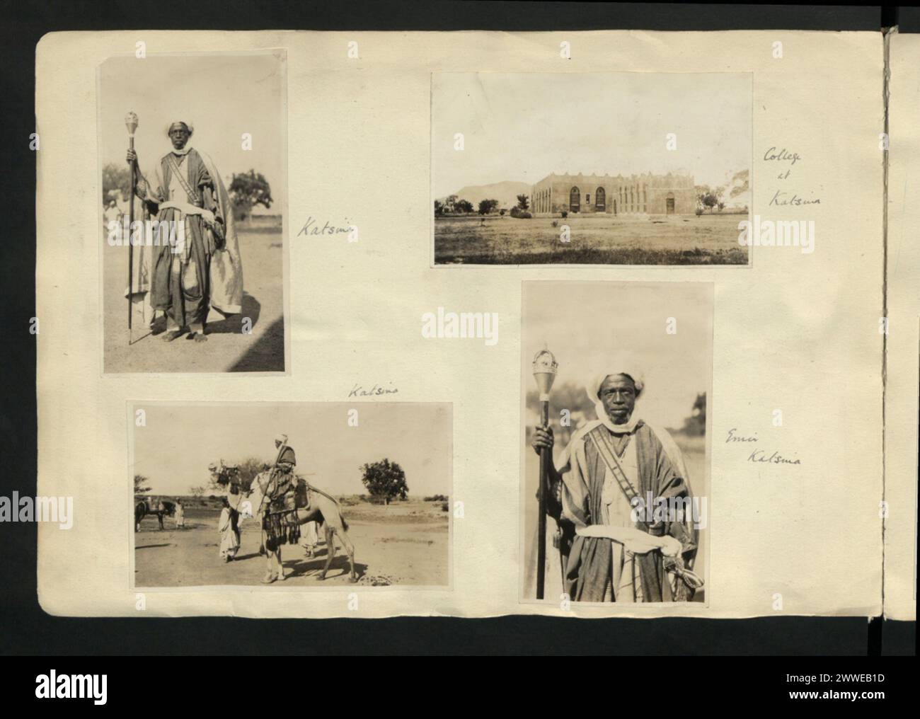 In un college a Katsina, in Africa, lo staff e l'Emiro sono raffigurati con una mazza cerimoniale, evidenziando la leadership tradizionale e i ruoli istituzionali. Foto Stock