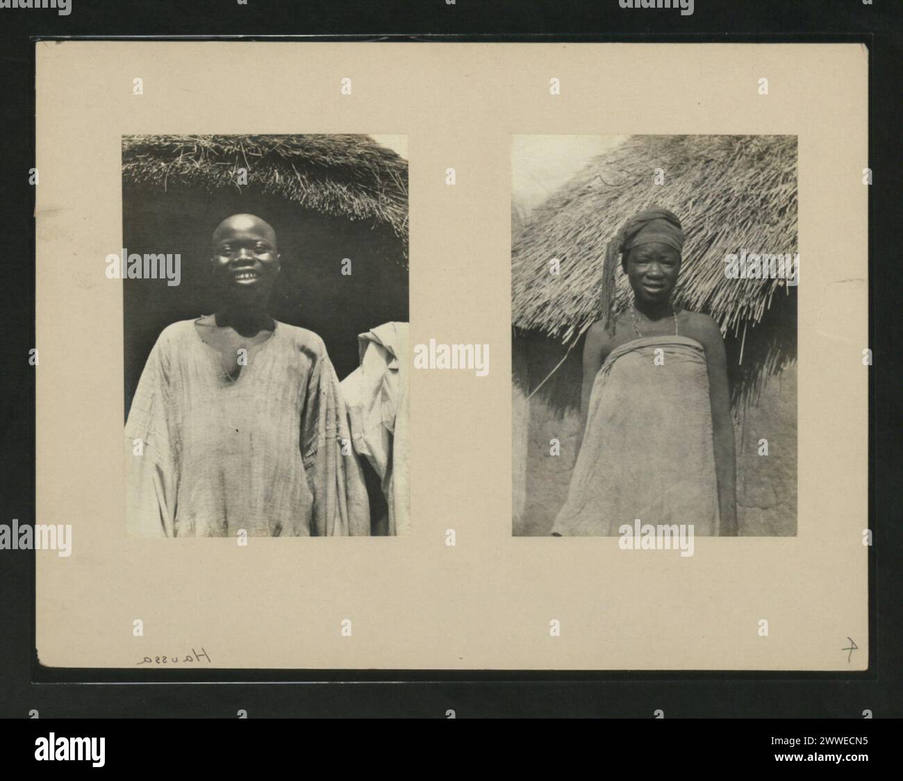 Fotografia di commercianti di Hausa, uomini e donne, in Africa, raffigurante attività di mercato, pratiche commerciali, abbigliamento tradizionale e interazioni con la comunità. Foto Stock