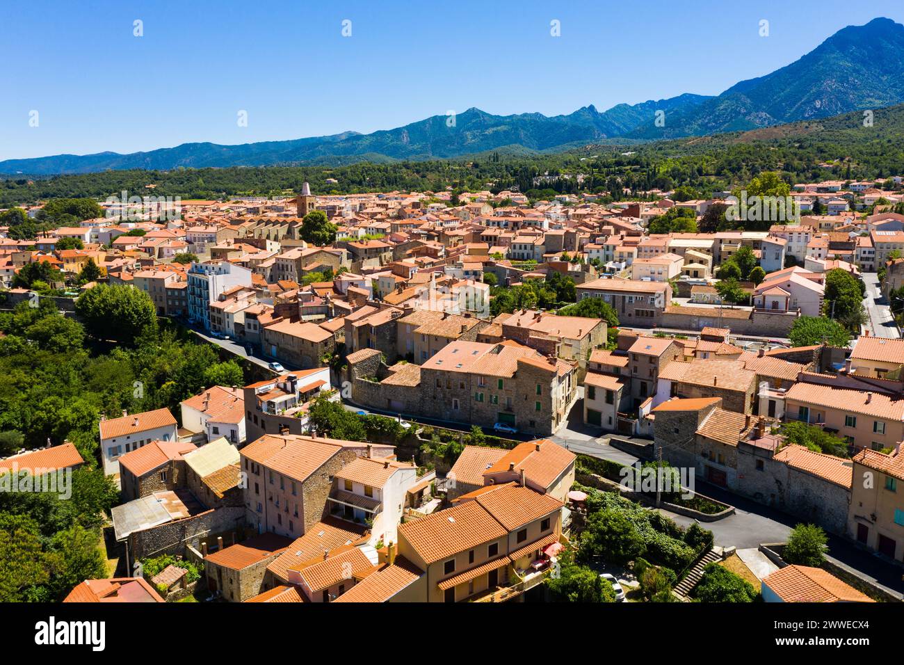 Vista del paesaggio urbano estivo di Prades, Pirinei-Orientales, Francia Foto Stock