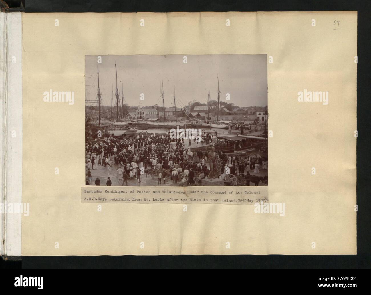 Fotografia della polizia delle Barbados e del contingente di volontari sotto il tenente colonnello A.B.R. Kaye di ritorno da Santa Lucia dopo i disordini del 1907, che mostra personale in uniforme, trasporto e organizzazione militare. Foto Stock