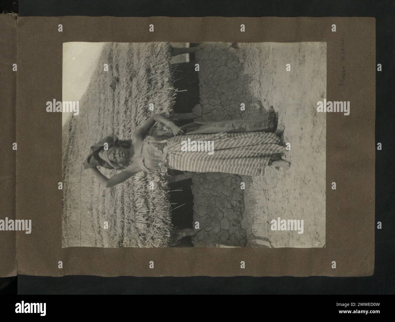 Ritratto di una donna hausa in Nigeria, fotografato tra il 1920 e il 1929, che mette in risalto l'abito tradizionale e la vita rurale della comunità. Foto Stock