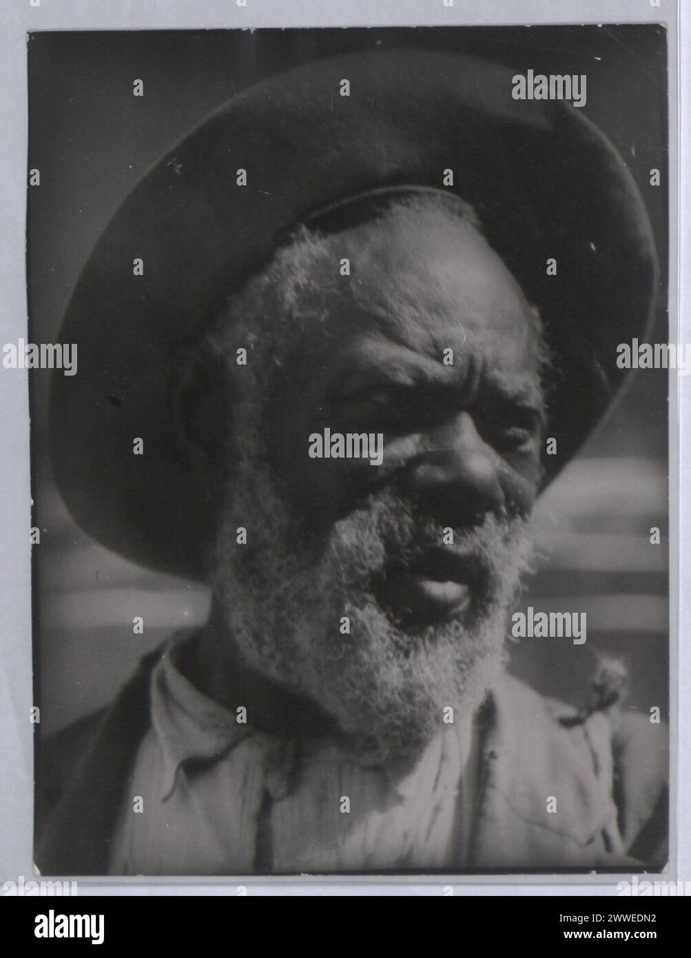 Fotografia di un individuo delle Indie occidentali, che mette in risalto le caratteristiche facciali e l'aspetto tradizionale rappresentativo dei tipi di popolazione locale, intorno al 1950. Foto Stock