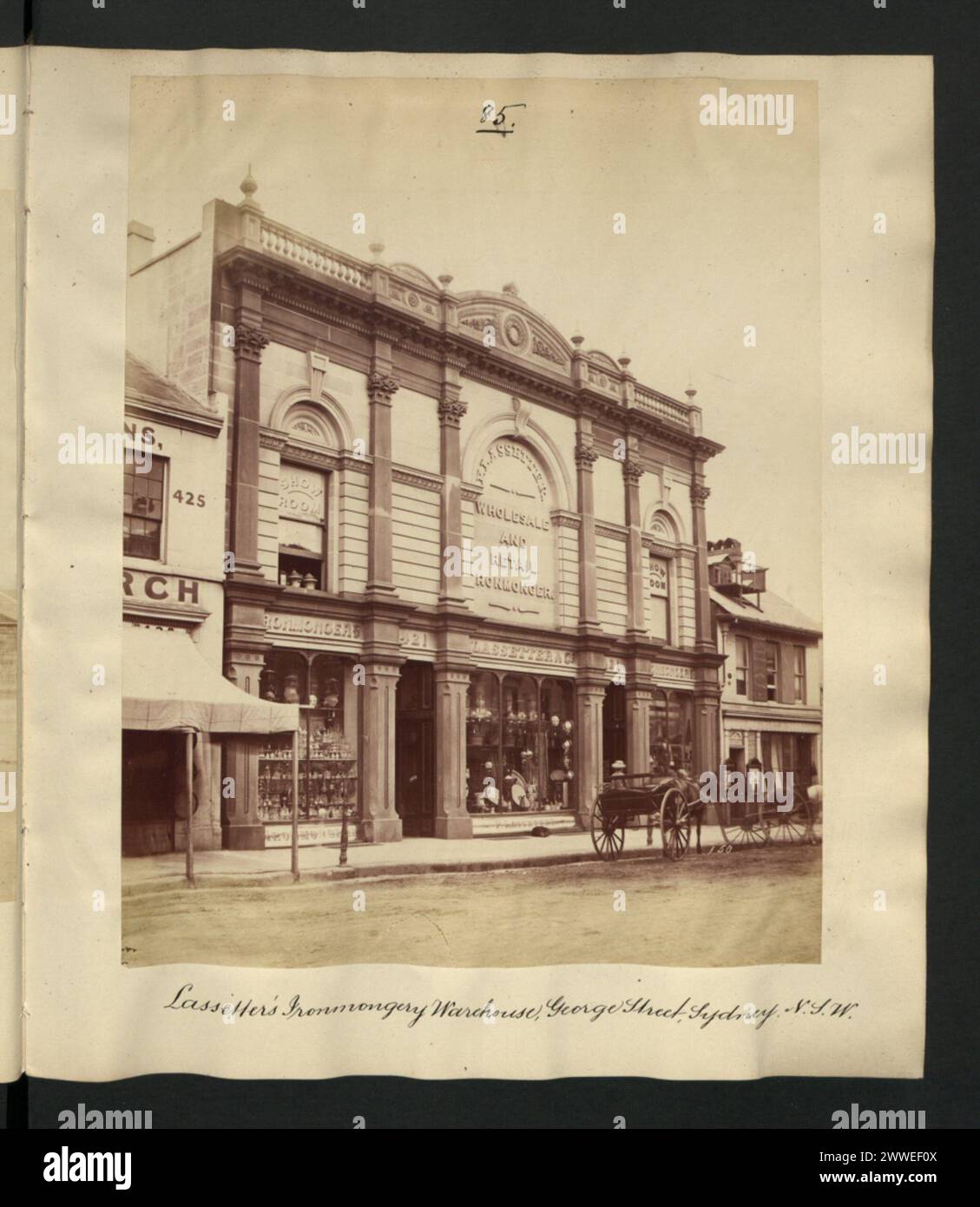 Lasetter's ironmongery Warehouse in George Street, Sydney, New South Wales, Australia nel 1870, che mostra l'edificio del magazzino e la strada commerciale circostante. Foto Stock