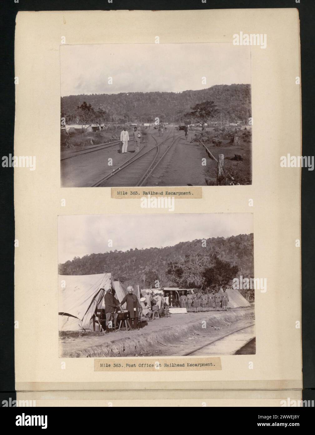 Il miglio 363 segna la posizione della scarpata Railhead e include un ufficio postale. La scarpata presentò sfide significative durante la costruzione della ferrovia. La presenza di un ufficio postale indica l'istituzione di servizi a sostegno dei lavoratori e delle operazioni nella zona. La scarpata di Railhead fu un punto critico nella progressione della ferrovia attraverso la scarpata. Foto Stock