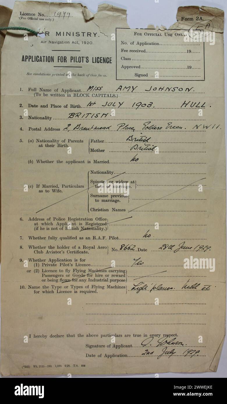 La licenza pilota di Amy Johnson (MH12/5968/2) per celebrare la giornata internazionale della donna il nostro documento educativo del mese mette in evidenza Amy Johnson (1903-1941) che, con il suo aereo Gipsy Moth, è stata la prima donna a volare da sola dalla Gran Bretagna all'Australia. Questo è il suo modulo di domanda per la sua licenza di pilota, luglio 1929, (rif. Catalogo: BT 217 /1208) trascrizione DEL MINISTERO DELL’ARIA … Air Navigation Act, 1920. DOMANDA DI LICENZA DI PILOTA … 1.nome completo della ricorrente: Sig.ra AMY JOHNSON 2.Data e luogo di nascita: 1 LUGLIO 1903 SCAFO 3.Nazionalità: BRITANNICA 4.indirizzo postale: 2, Brentmead Place, Golders Green, N.W.11 5 Foto Stock