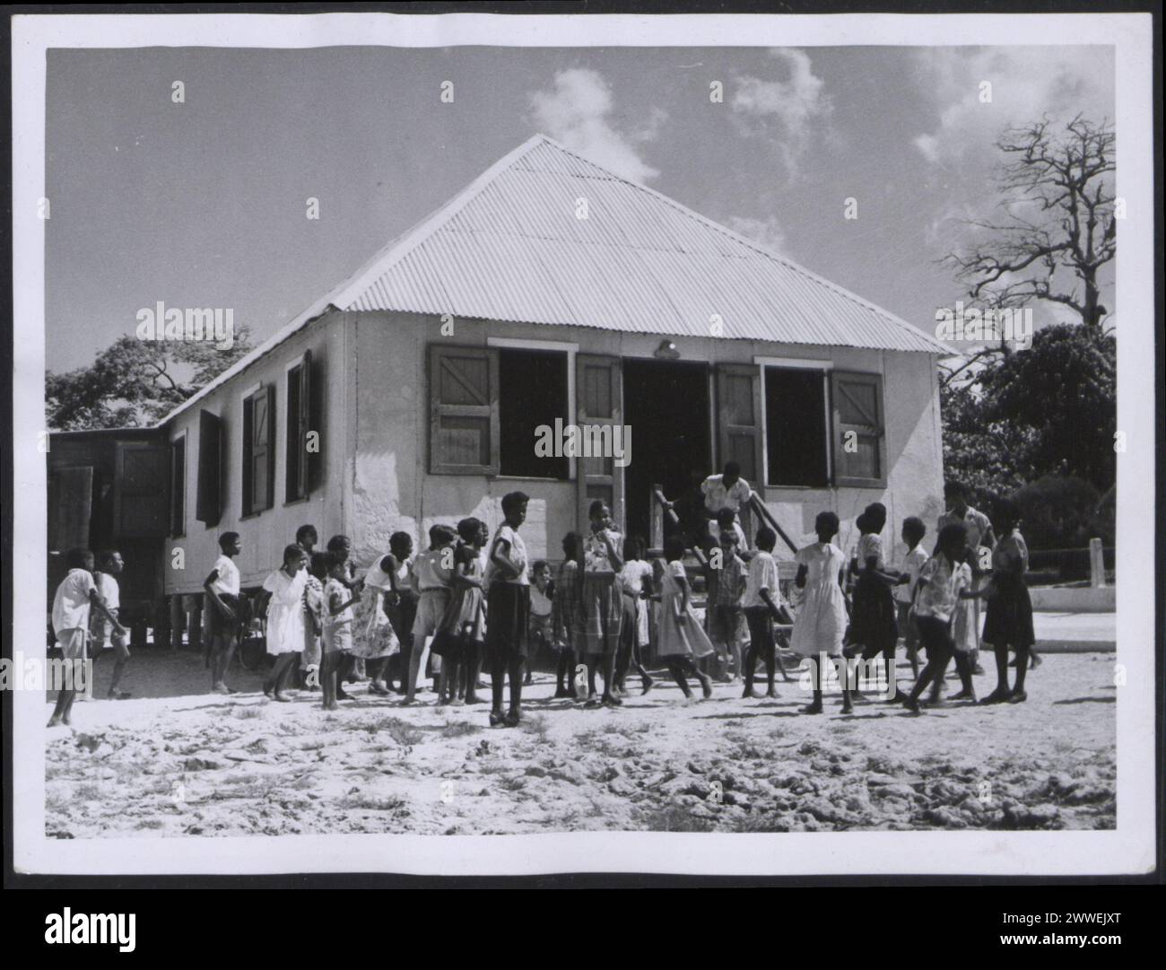 Gli alunni sono visti fuori dalla Georgetown Government School nelle Isole Cayman nel marzo 1955, mostrando la presenza degli studenti e l'ambiente scolastico. Foto Stock