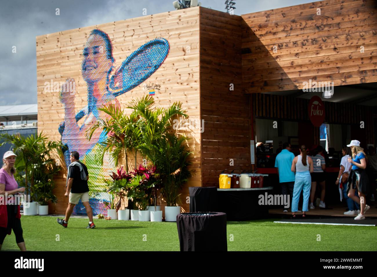 Miami Gardens, Florida, Stati Uniti. 23 marzo 2024. 2024 Miami Open Walk Through, molte persone e appassionati di tennis hanno visitato l'evento di tennis più popolare. Crediti: Yaroslav Sabitov/YES Market Media/Alamy Live News. Foto Stock