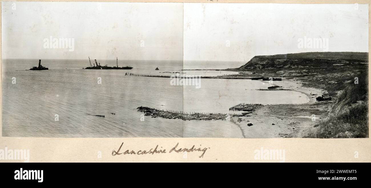 Un'immagine del 1915 che mostra il sito di sbarco del Lancashire sulla penisola di Gallipoli, dove le forze alleate sbarcarono durante la campagna di Gallipoli della prima guerra mondiale. Foto Stock