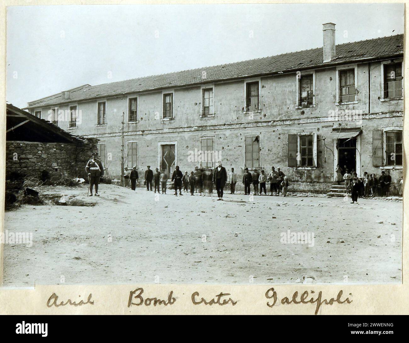 Una fotografia del 1915 che mostra un edificio sulla penisola di Gallipoli, Impero Ottomano, danneggiato da schegge di conchiglie durante la campagna di Gallipoli della prima guerra mondiale Foto Stock