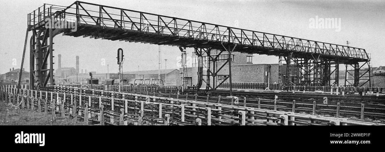 Ponte di cavi a Neasden sulla metropolitana di Londra, trasportando cavi elettrici e di comunicazione attraverso le linee ferroviarie negli anni '1940 Foto Stock