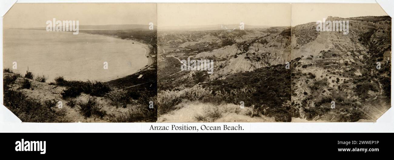 Una fotografia del 1915 che mostra la posizione di Anzac a Ocean Beach sulla penisola di Gallipoli, occupata dalle forze australiane e neozelandesi durante la prima guerra mondiale. Foto Stock